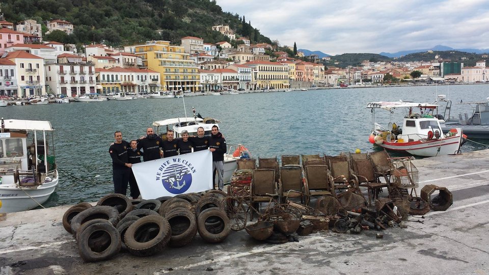 Εθελοντές καθάρισαν το λιμάνι στο Γύθειο