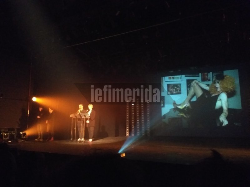 Οι παρουσιαστές, Μίνως Θεοχάρης και Νάντια Κοντογεώργη, με φόντο τoν Ζακ