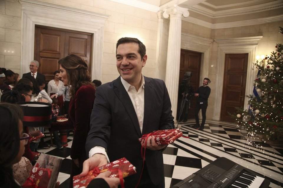 Το πρωθπυουργικό ζεύγος μοιράζει δώρα στα παιδιά -Nikos Libertas / SOOC