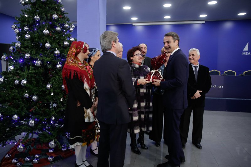 Τα πρωτοχρονιάτικα κάλαντα στον πρόεδρο της ΝΔ Κυριάκο Μητσοτάκη [εικόνες & βίντεο] | iefimerida.gr 2