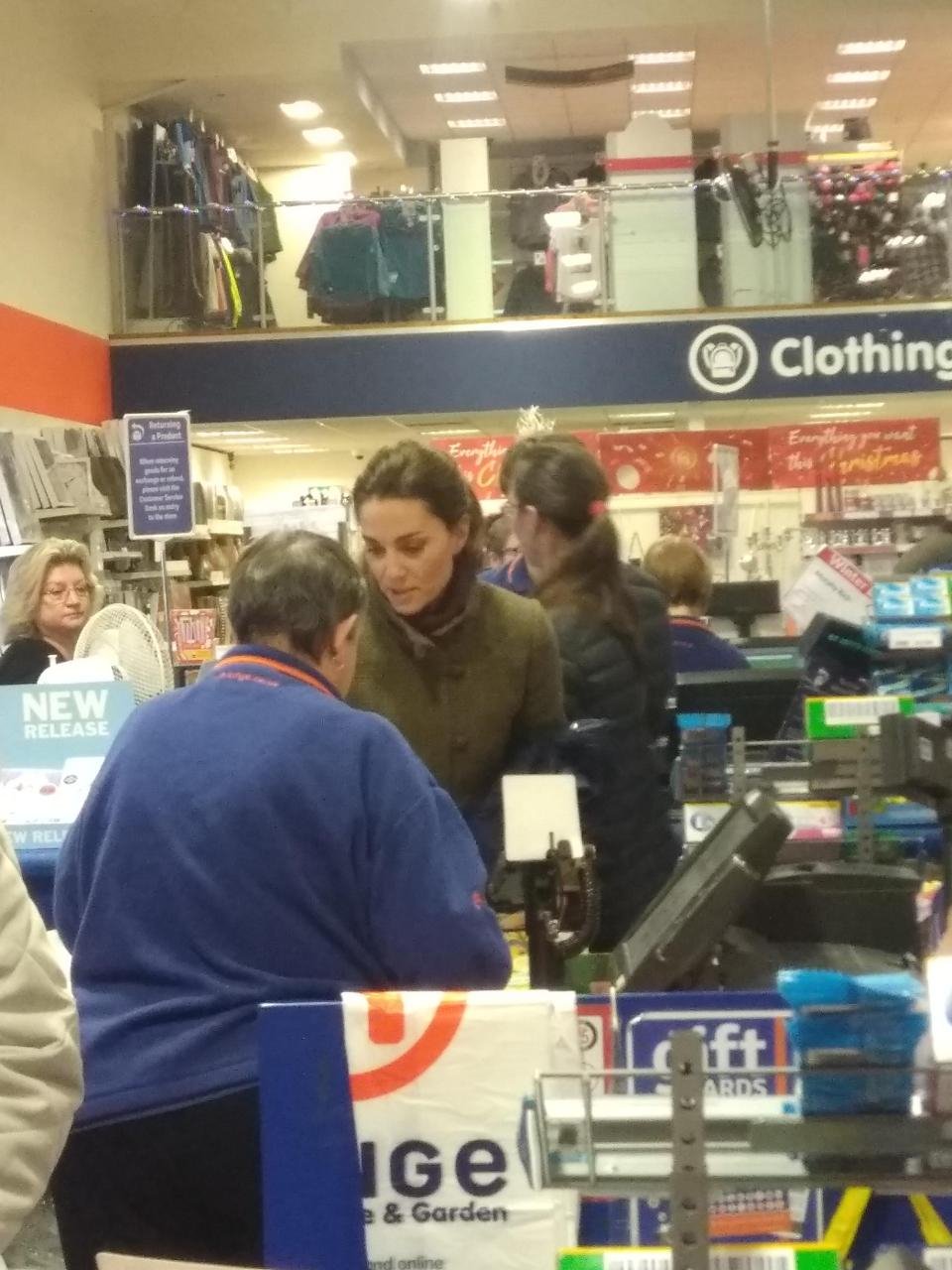 Πρίγκιπας Τζορτζ και πριγκίπισσα Σάρλοτ την «έσκασαν» σε όλους και έσπασαν το βασιλικό πρωτόκολλο [εικόνες] | iefimerida.gr 2