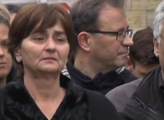 «Ελένη, γύρνα πίσω»: Ο σπαραγμός της μάνας στην κηδεία της φοιτήτριας και ο συγκινητικός επικήδειος [εικόνες] | iefimerida.gr 6