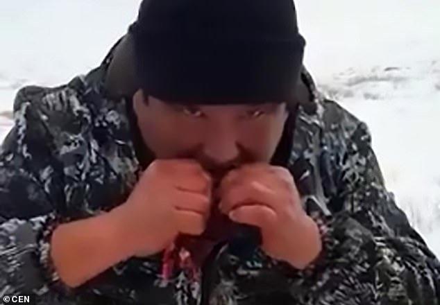 Βίντεο που σοκάρει: Κυνηγοί τρώνε ωμή καρδιά λύκου που σκότωσαν [εικόνες & βίντεο] | iefimerida.gr 3