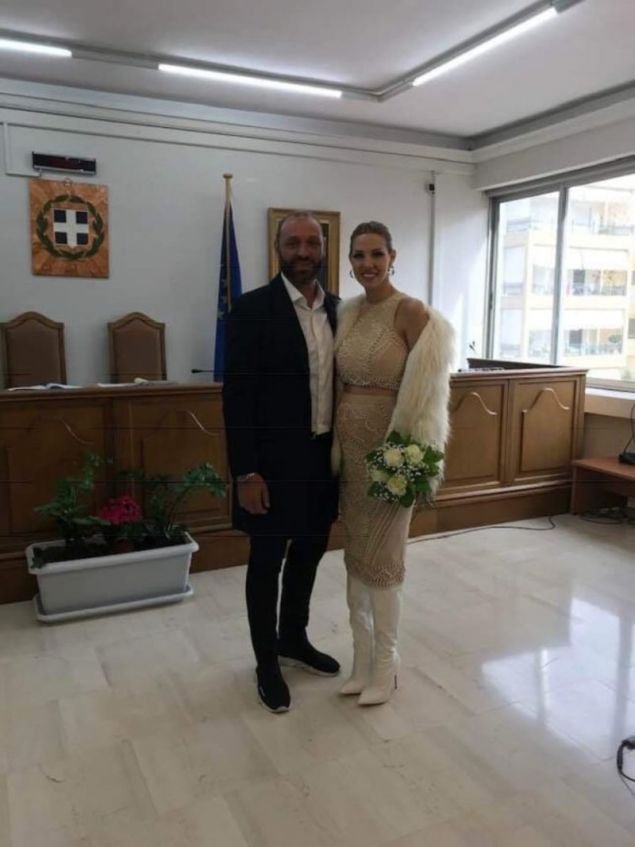 Με πολιτικό γάμο παντρεύτηκε πριν λίγες μέρες η Σάσα Μπάστα τον αγαπημένο της, Δημήτρη Κουσαθανά.