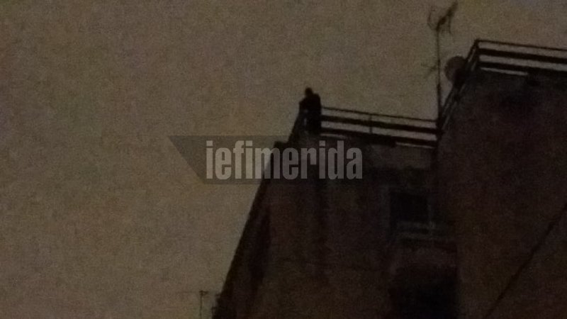 Οι κουκουλοφόροι επιχείρησαν να κάψουν την «Αύρα» -Ρίχνουν μολότοφ από ταράτσες [εικόνες & βίντεο] | iefimerida.gr 0