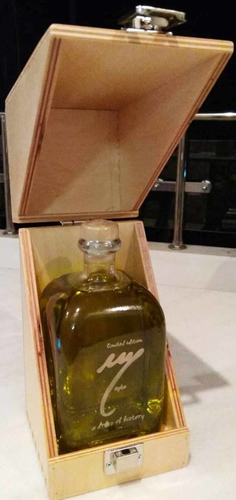 Η συλλεκτική συσκευασία του... «χρυσού ελαιολάδου» / Φωτογραφία: Facebook/Eptastiktos