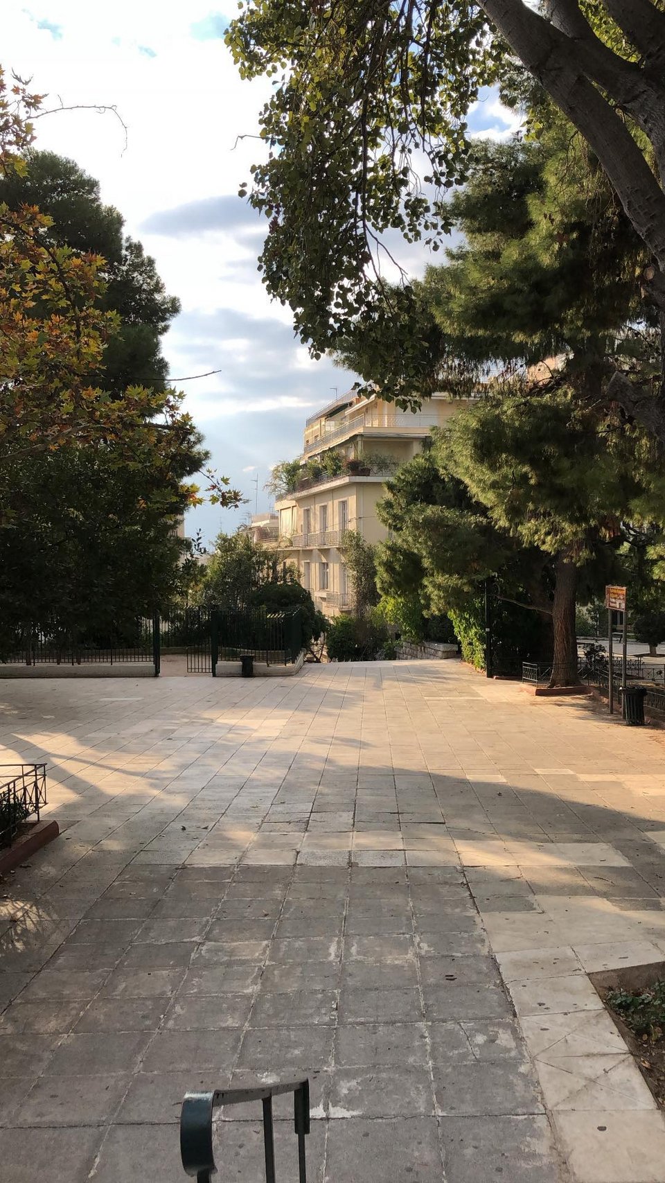 Το ζευγάρι έτσι εξερεύνησε τις όμορφες γωνιές της Αθήνας με την Μαριάννα να ανεβάζει φωτογραφίες ποζάροντας αγκαλιά με τον σύζυγό της Φίλιππο Λαιμό.
