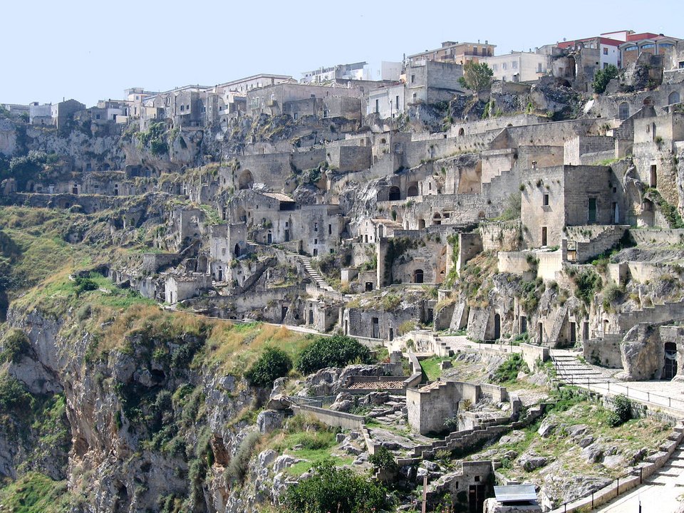 Μέχρι τη δεκαετία του '50 στις γειτονιές Sasso Caveoso και Sasso Barisano ζούσαν ακόμη άνθρωποι υπό άθλιες συνθήκες υγιεινής