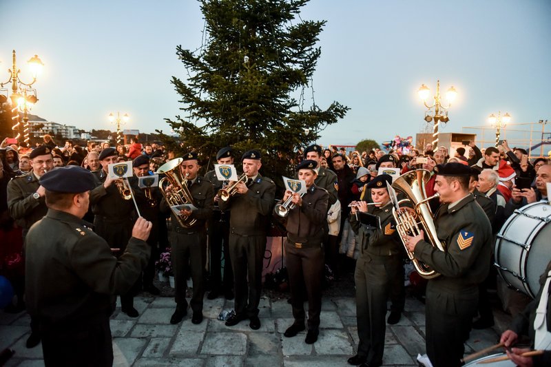 Συγκίνηση: Αναψε το χριστουγεννιάτικο δέντρο στο πυρόπληκτο Μάτι [εικόνες] | iefimerida.gr 1
