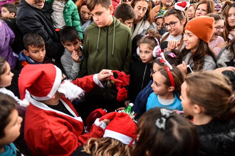 Συγκίνηση: Αναψε το χριστουγεννιάτικο δέντρο στο πυρόπληκτο Μάτι [εικόνες] | iefimerida.gr 2