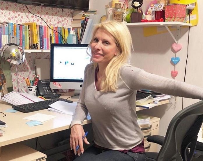  Ετσι είναι το εσωτερικό του σπιτιού της Ελένης Μενεγάκη -Παραδοσιακή κουζίνα, κήπος με παιδική χαρά [εικόνες] | iefimerida.gr 0