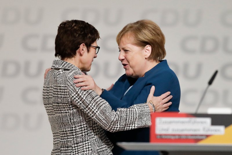 Η Καρανμπάουερ (αριστερά) δέχεται τα συγχαρητήρια της Μέρκελ -Φωτογραφία: AP Photo/Markus Schreiber