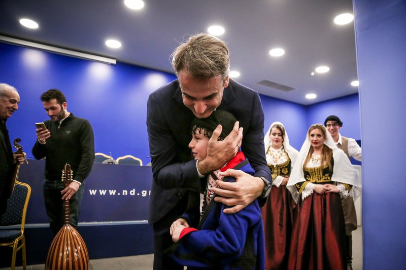 Βορειοηπειρώτες, Κρητικοί και ο Φάρος του Κόσμου είπαν τα χριστουγεννιάτικα κάλαντα στον Κυριάκο Μητσοτάκη [εικόνες] | iefimerida.gr 2