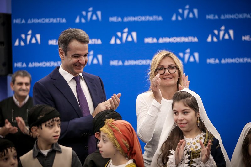 Βορειοηπειρώτες, Κρητικοί και ο Φάρος του Κόσμου είπαν τα χριστουγεννιάτικα κάλαντα στον Κυριάκο Μητσοτάκη [εικόνες] | iefimerida.gr 1