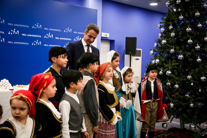 Βορειοηπειρώτες, Κρητικοί και ο Φάρος του Κόσμου είπαν τα χριστουγεννιάτικα κάλαντα στον Κυριάκο Μητσοτάκη [εικόνες] | iefimerida.gr 0