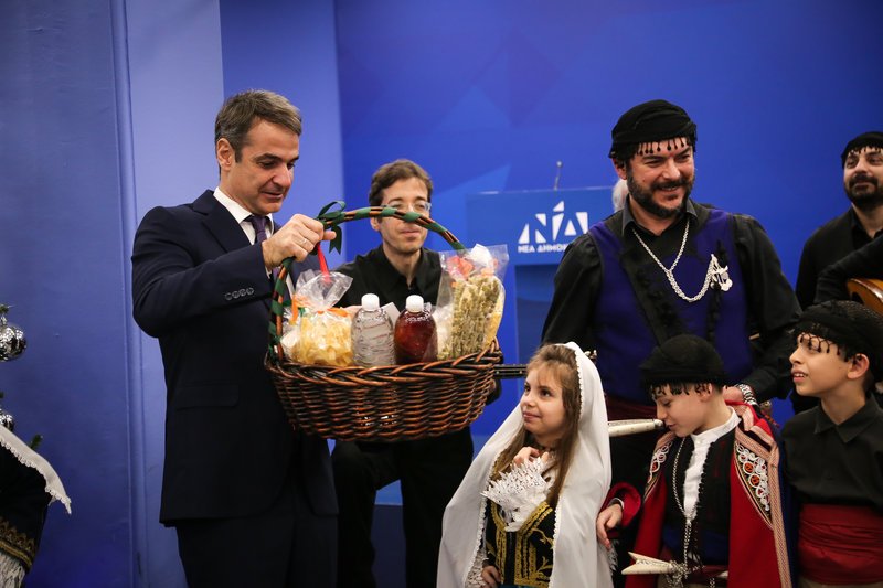 Βορειοηπειρώτες, Κρητικοί και ο Φάρος του Κόσμου είπαν τα χριστουγεννιάτικα κάλαντα στον Κυριάκο Μητσοτάκη [εικόνες] | iefimerida.gr 5