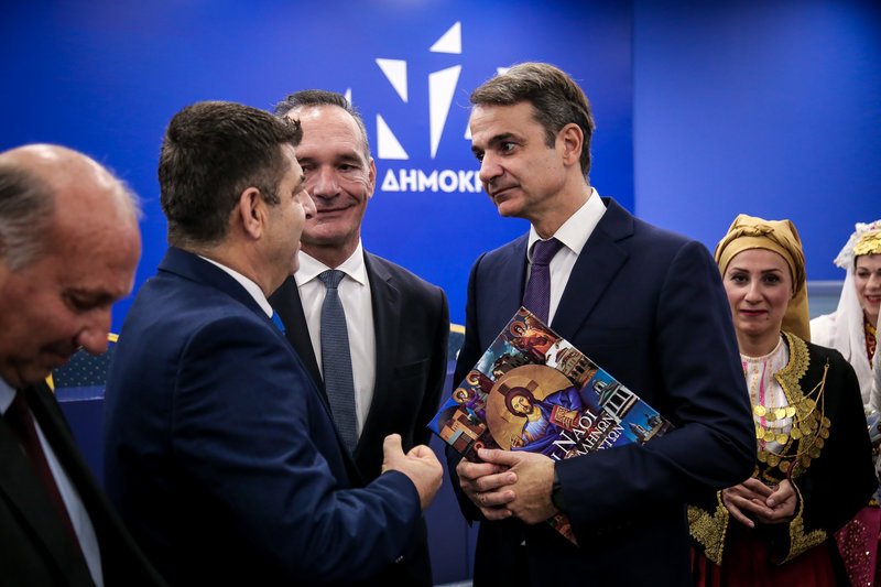 Βορειοηπειρώτες, Κρητικοί και ο Φάρος του Κόσμου είπαν τα χριστουγεννιάτικα κάλαντα στον Κυριάκο Μητσοτάκη [εικόνες] | iefimerida.gr 3