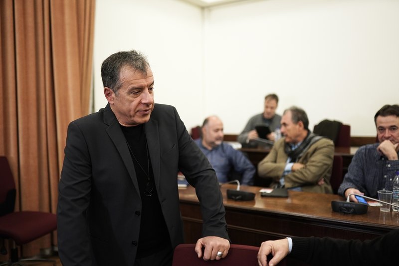 Ο Στ. Θεοδωράκης συνομιλεί με βουλευτές πριν τη συνεδρίαση -Φωτογραφία: Menelaos Myrillas / SOOC