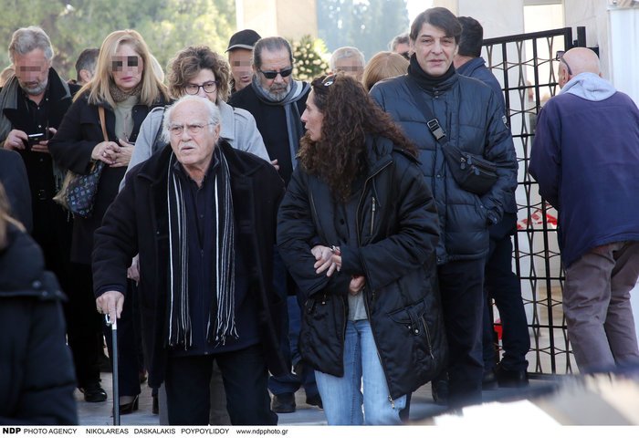 Σε κλίμα συγκίνησης το τελευταίο αντίο στον ηθοποιό Γιώργο Μοσχίδη [εικόνες] | iefimerida.gr 1