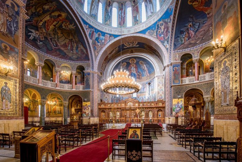 Το εσωτερικό του Ναού του Αγίου Διονυσίου του Αρεοπαγίτου στο Κολωνάκι