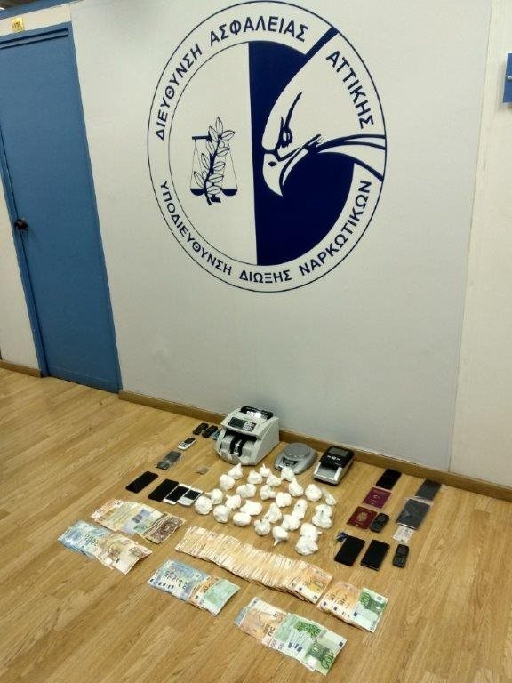 Συνολικά κατασχέθηκαν στην Ελλάδα και στο Εκουαδόρ κοκαΐνη βάρους 177 κιλών και 282 γραμμαρίων, δύο δισκία ναρκωτικών, μια ηλεκτρονική ζυγαριά ακριβείας, 16 κινητά τηλέφωνα