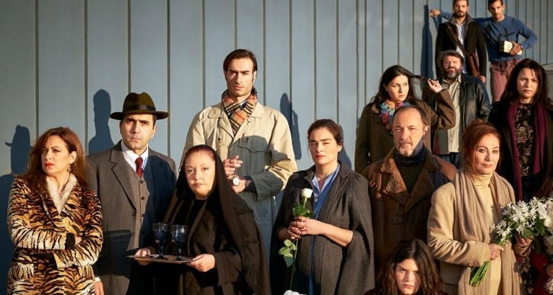 Οι συντελεστές ηθοποιοί της θεατρικής διασκευής του έργου Νϊκη που ανέβηκε από το «Θέατρον» για τον Ελληνικό Κόσμο