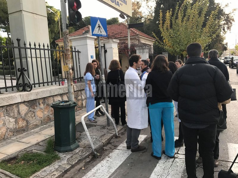 Παράσταση διαμαρτυρίας πραγματοποιούν αυτήν την ώρα έξω από το Νοσοκομείο Παίδων «Η Αγία Σοφία» γιατροί και νοσηλευτικό προσωπικό του ιδρύματος