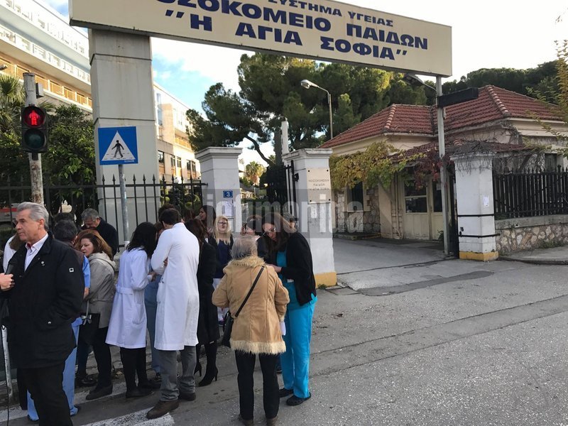 Διαμαρτυρία γιατρών και νοσηλευτών στο Παίδων «Αγία Σοφία» για την εγκατάλειψη παιδιών στο νοσοκομείο [εικόνες & βίντεο] | iefimerida.gr 4
