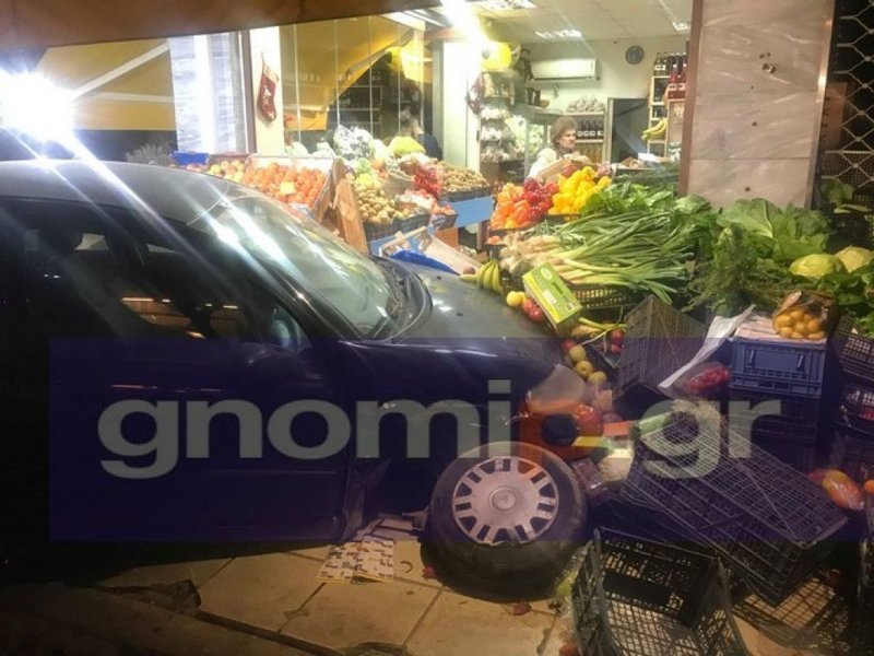 Πάτρα: Απίστευτο τροχαίο –Μπούκαρε ΙΧ σε μανάβικο, από θαύμα δεν υπήρξαν θύματα [εικόνες & βίντεο] | iefimerida.gr 0