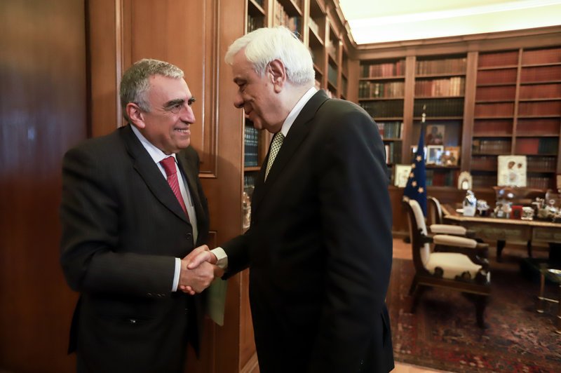 Την ετήσια έκθεση πεπραγμένων της Αρχής Προστασίας Δεδομένων Προσωπικού Χαρακτήρα, που αποτελεί τον απολογισμό των πεπραγμένων της για το 2017, παρέδωσε στον Πρόεδρο της Δημοκρατίας, Προκόπη Παυλόπουλο, ο επικεφαλής της Αρχής, Κωνσταντίνος Μενουδάκος
