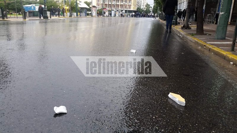 Κομμάτια από τα σπασμένα πεζοδρόμια
