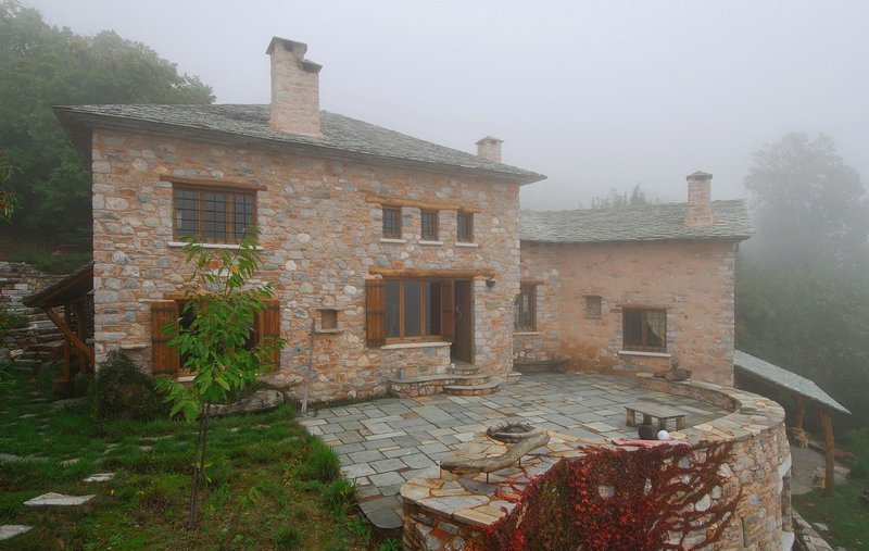 Το βγαλμένο από παραμύθι πέτρινο σπίτι σε δάσος στο Πήλιο -Χωμένο μέσα στα δέντρα, παραδοσιακό και χουχουλιάρικο [εικόνες] | iefimerida.gr 0