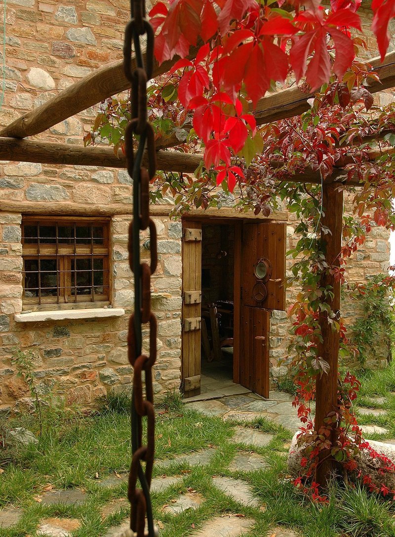 Το βγαλμένο από παραμύθι πέτρινο σπίτι σε δάσος στο Πήλιο -Χωμένο μέσα στα δέντρα, παραδοσιακό και χουχουλιάρικο [εικόνες] | iefimerida.gr 4