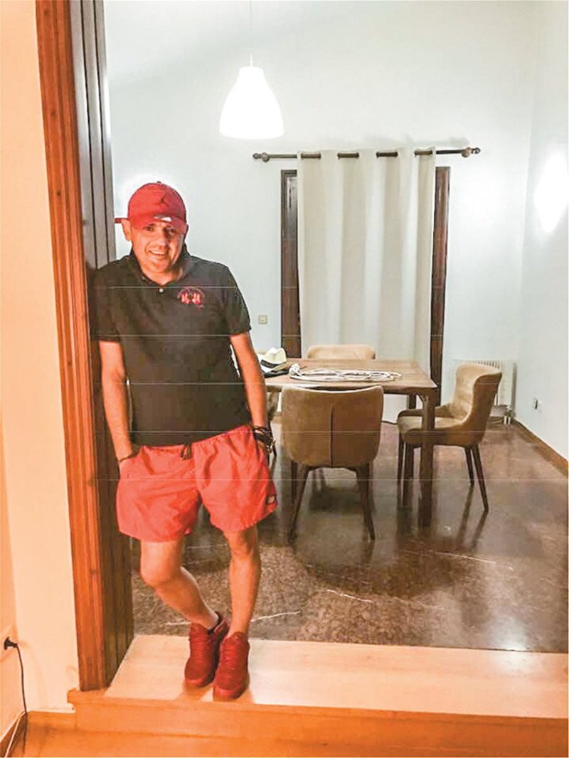 Ο Μανώλης Πετσίτης με casual εμφάνιση σε ένα από τα σπίτια του