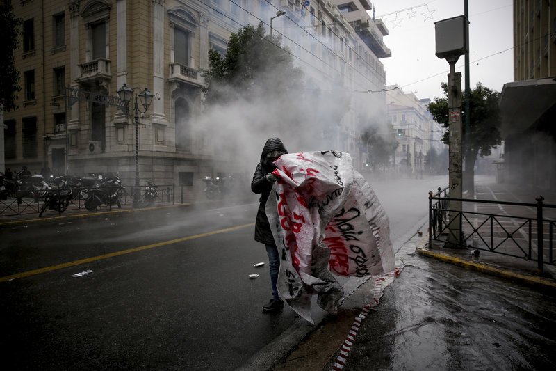 Διαδηλωτής μαζεύει ένα πανό / Φωτογραφία: EUROKINISSI/ΣΤΕΛΙΟΣ ΜΙΣΙΝΑΣ