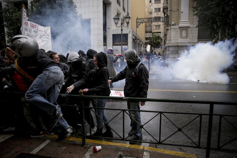 Διαδηλωτές τρέχουν να προστατευθούν από τα χημικά /Φωτογραφία: EUROKINISSI/ΣΤΕΛΙΟΣ ΜΙΣΙΝΑΣ