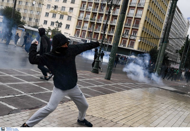 Μετά το σπάσιμο των πεζοδρομίων, ξεκίνησε ο πετροπόλεμος /Φωτογραφία: Intimenews/ΒΑΡΑΚΛΑΣ ΜΙΧΑΛΗΣ
