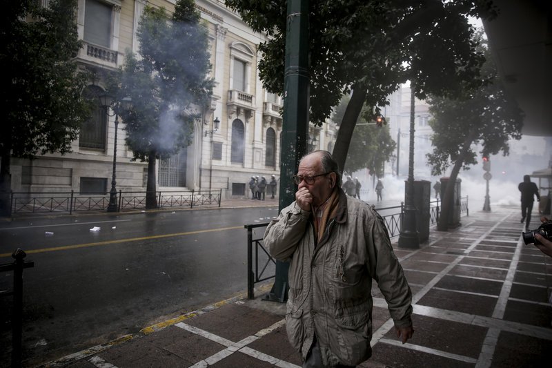 Ενας άτυχος πολίτης κλείνει τη μύτη του για να μην εισπνεύσει χημικά / Φωτογραφία: EUROKINISSI/ΣΤΕΛΙΟΣ ΜΙΣΙΝΑΣ
