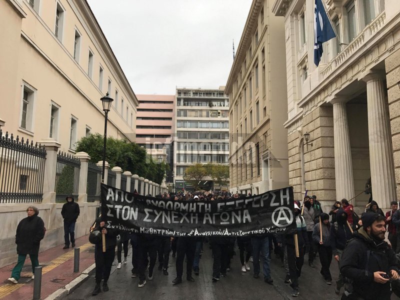 Κουκουλοφόροι έσπασαν με βαριοπούλες πεζοδρόμια στην Κοραή | iefimerida.gr 13