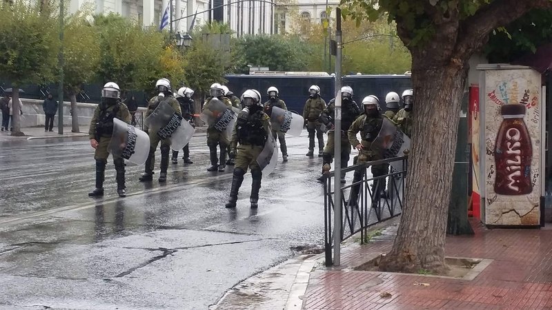 Επεισόδια στο κέντρο της Αθήνας για τον Γρηγορόπουλο -Ξύλο και χημικά [εικόνες &amp; βίντεο] | iefimerida.gr 16