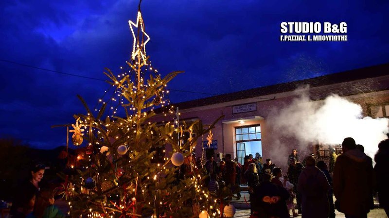 Σε αυτό το χωριό του Ναυπλίου στόλισαν χριστουγεννιάτικο δέντρο με ανακυκλώσιμα υλικά [εικόνες] | iefimerida.gr 4