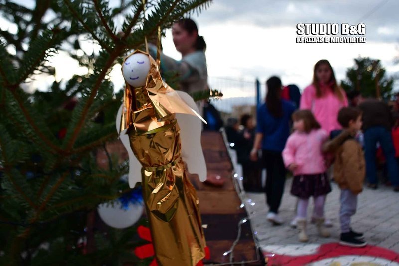 Σε αυτό το χωριό του Ναυπλίου στόλισαν χριστουγεννιάτικο δέντρο με ανακυκλώσιμα υλικά [εικόνες] | iefimerida.gr 3