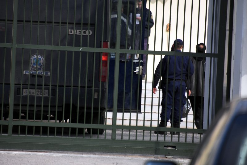 Ο Ριχάρδος βγαίνει από την κλούβα της Αστυνομίας και οδηγείται στο εσωτερικό των φυλακών- φωτογραφία eurokinissi