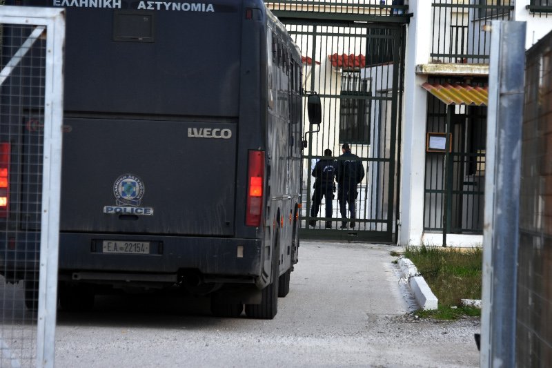 Η κλούβα πλησιάζει την πύλη των φυλακών Ναυπλίου- φωτογραφία eurokinissi