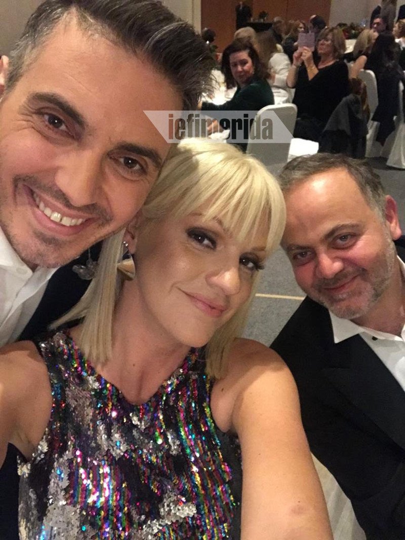 Selfie για τρεις: Μιχάλης Χατζηγιάννης, Σάσα Σταμάτη, Μιχάλης Κεφαλογιάννης, με την παρουσιάστρια σε ρόλο φωτογράφου!