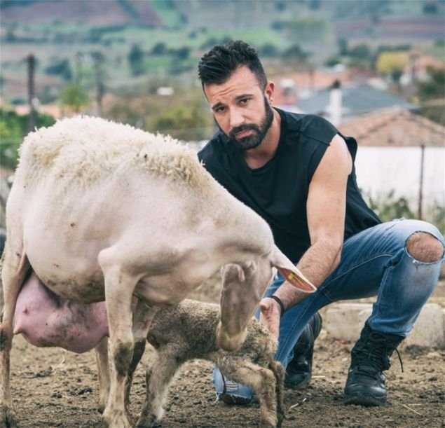 Η ιστορία πίσω από το σέξι ημερολόγιο των αγροτών στην Λάρισα- Ο πιο σέξι από τους αγρότες αποκαλύπτει [βίντεο] | iefimerida.gr 1
