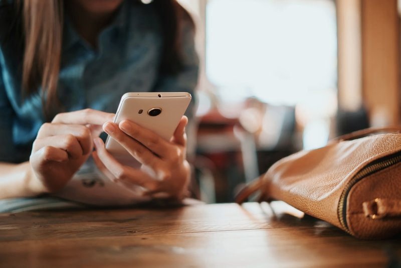 Συγκεκριμένα, οι εφαρμογές πωλούνται μέσω Google Play και Apple και επιτρέπουν στους κατόχους τους να βλέπουν τις κλήσεις των άλλων, την ακριβή τοποθεσία που βρίσκονται και τα μηνύματα που στέλνουν στα κοινωνικά δίκτυα.