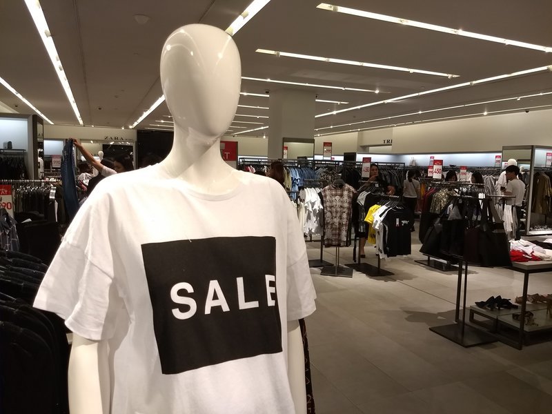 Υπάλληλος των Zara αποκαλύπτει 22 hot μυστικά -Τι γίνονται τα λεκιασμένα και σκισμένα ρούχα; | iefimerida.gr 4