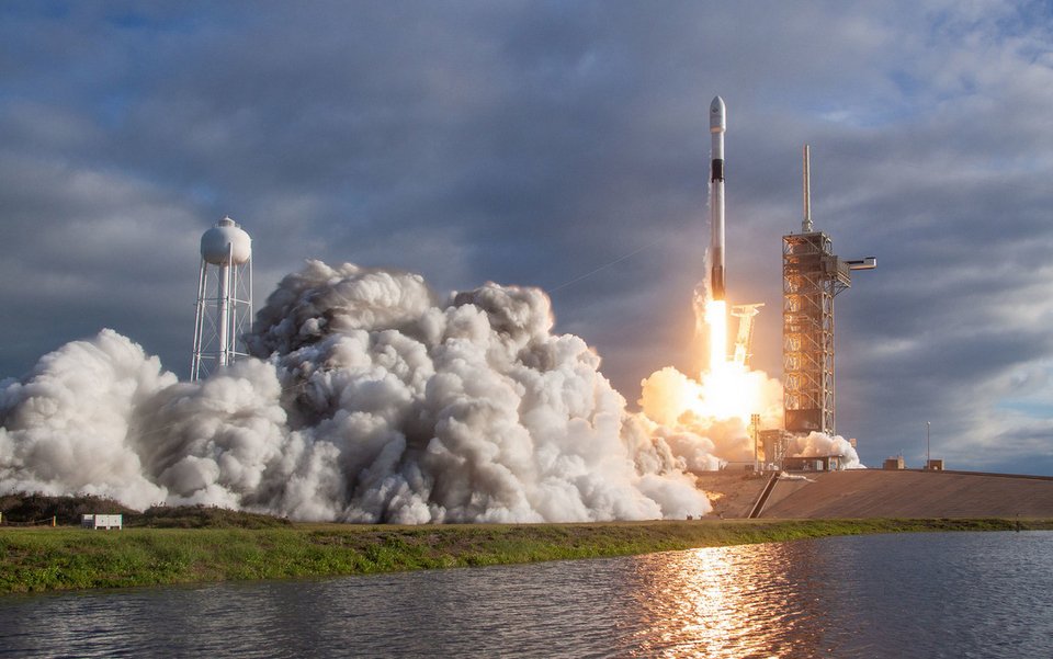 Ο πύραυλος Falcon 9 εκτοξεύθηκε το βράδυ της Δευτέρας από την αεροπορική βάση Βάντενμπεργκ της Καλιφόρνια, έθεσε σε τροχιά 64 μικρούς δορυφόρους