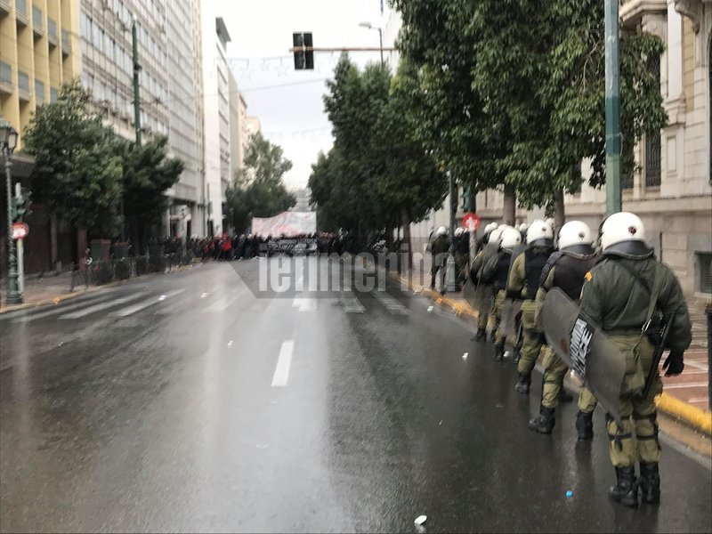 Παρατεταγμένα τα ΜΑΤ απέναντι από την πορεία
